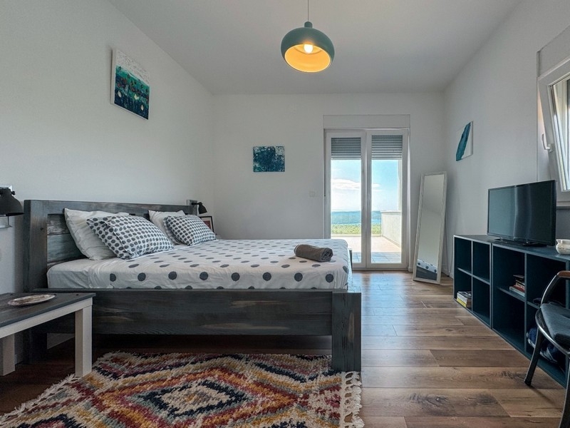 Sovrum med dubbelsäng och tillgång till balkong