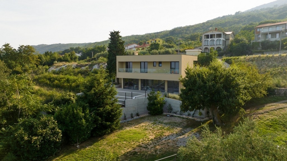 Modern villa i grönt och lugnt läge i Istrien till salu.