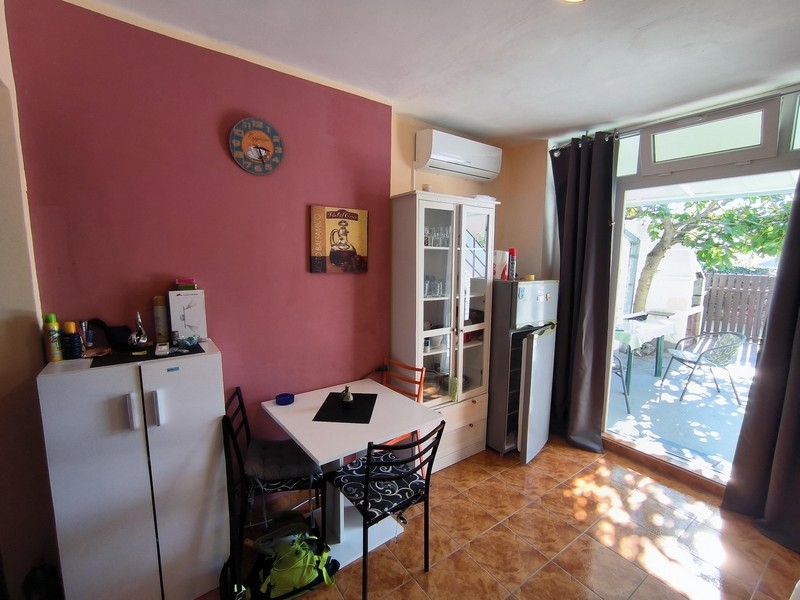 Matplats med utgång till terrassen och luftkonditionering