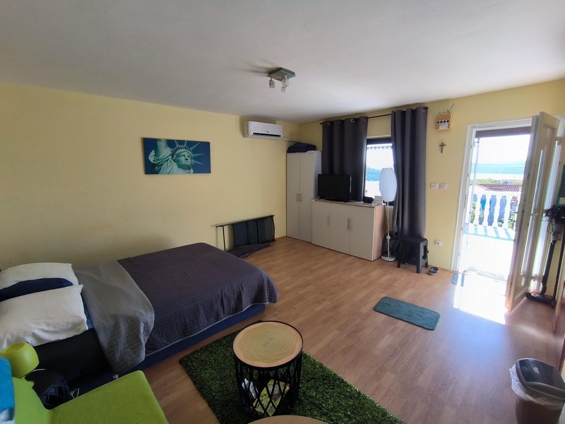 Ljust vardagsrum och sovrum med tillgång till balkong och havsutsikt