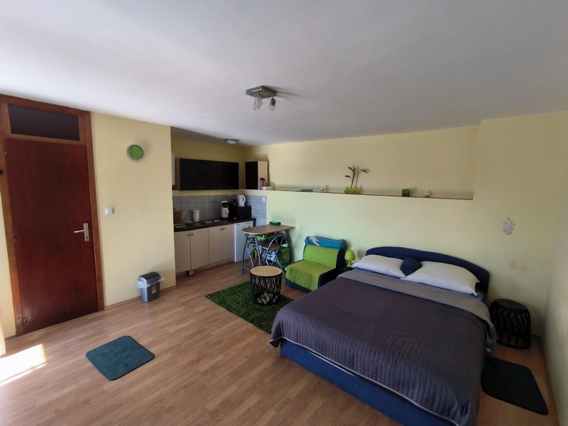 Studio med pentry, sittgrupp och dubbelsäng