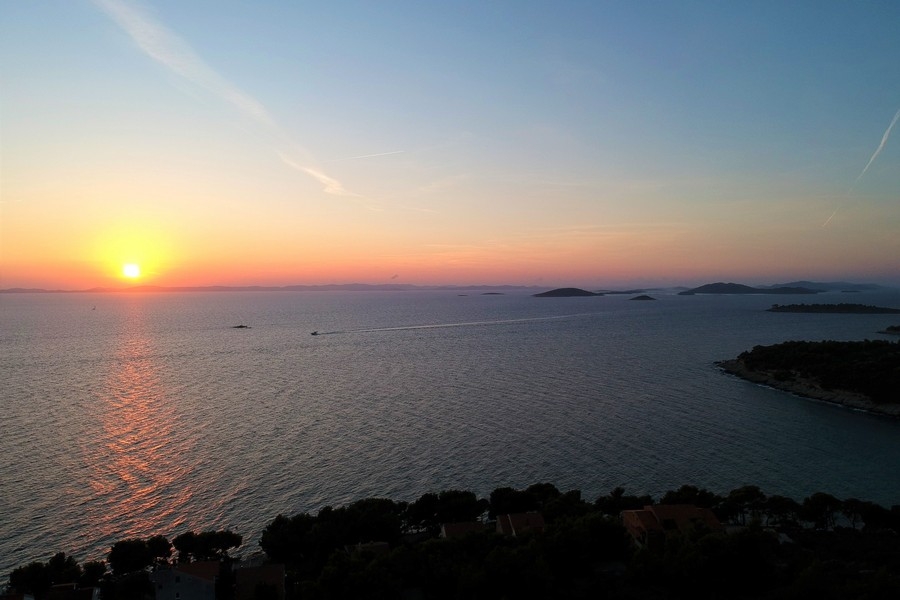 Solnedgång över havet och Kornatiöarna