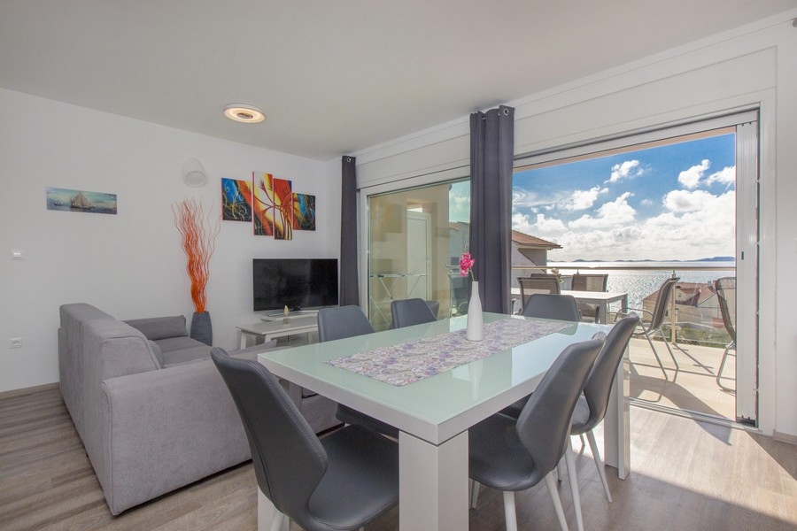 Matsal med stort fönster och havsutsikt