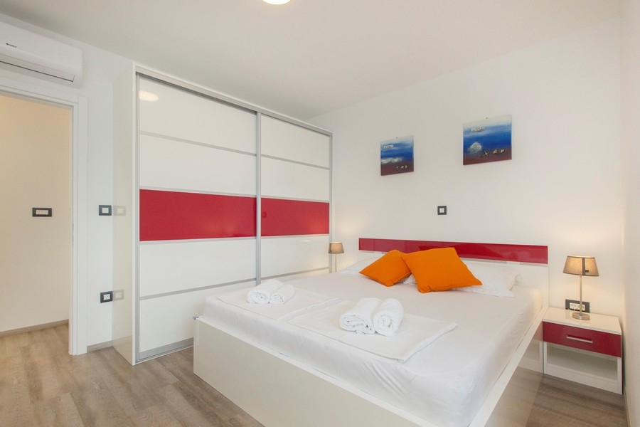 Sovrum med dubbelsäng och inbyggd garderob