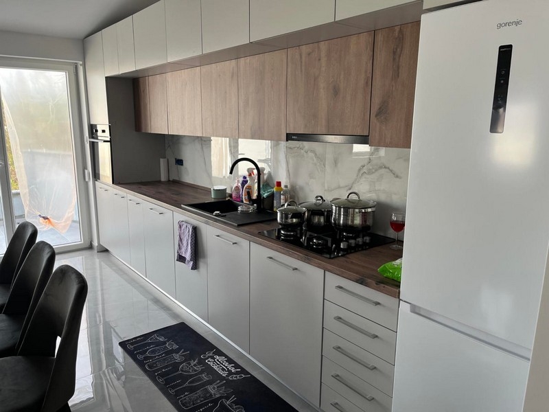 Utrustat kök med över- och underskåp