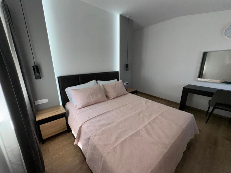 Sovrum med dubbelsäng och sängbord