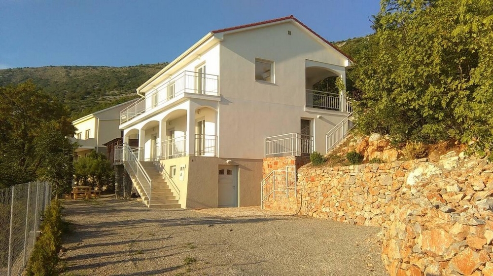 Köp ett välskött hus nära havet i Kroatien.