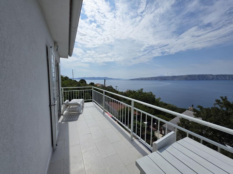 Terrass med havsutsikt och solstol