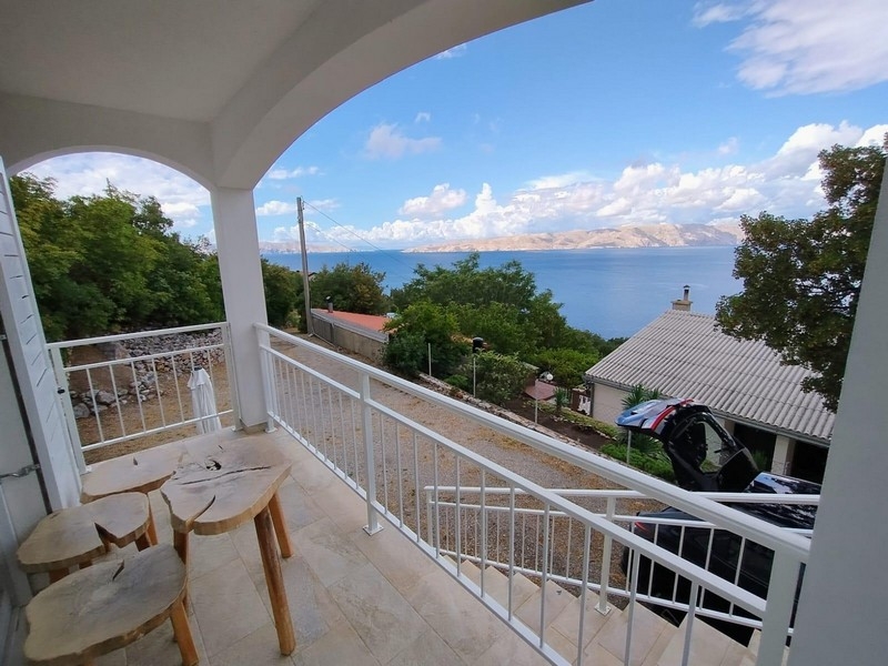 Täckt terrass med havsutsikt