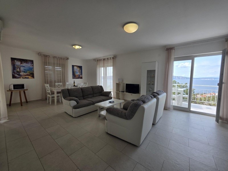 Rymligt vardagsrum med utgång till terrassen