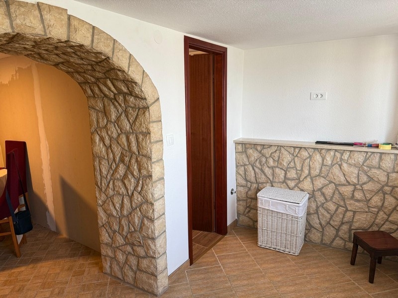 Hall med stenvalv och tillgång till badrummet