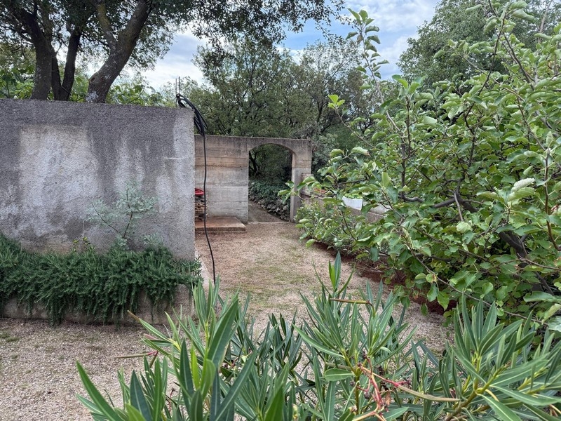 Trädgård av fastighet H3718 i Smrika, Kroatien.