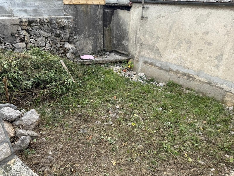 Terrass med havsutsikt och planteringar