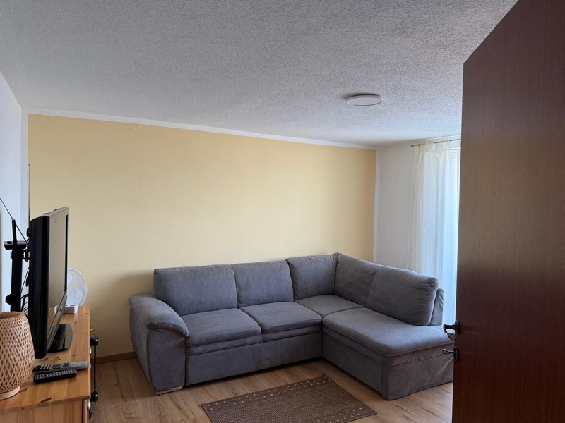 Vardagsrum med soffa och tv