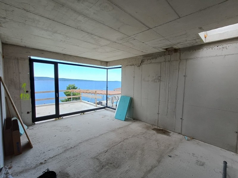 Övre våning med havsutsikt och terrass