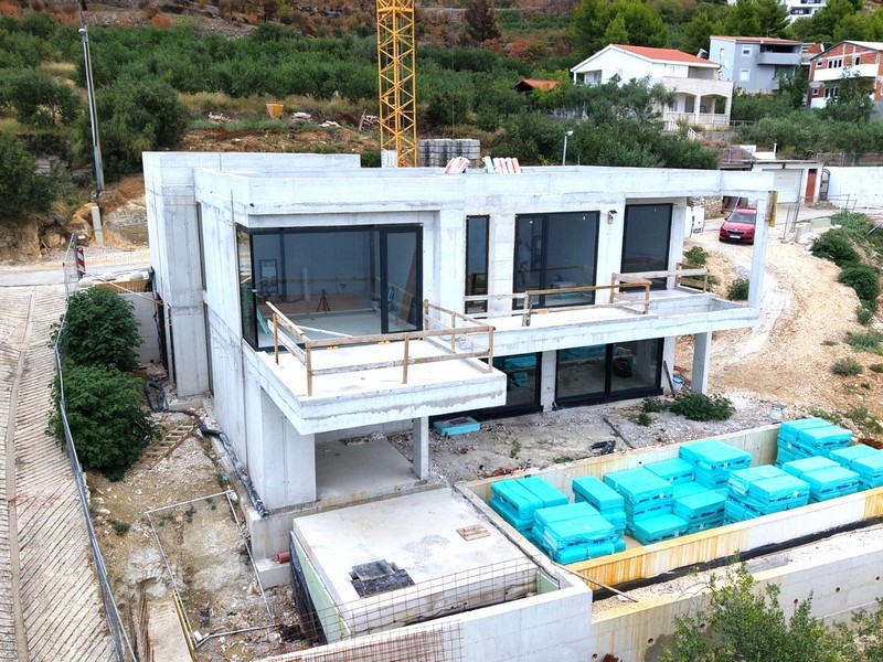 Modern villa med poolområde i skalkonstruktion - till salu på Omis.