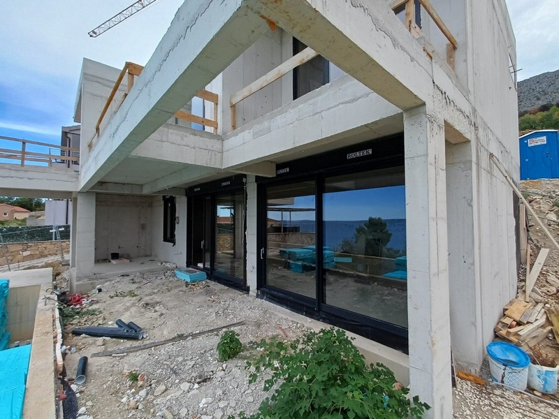 Bottenvåning med stora glasfronter under uppbyggnad