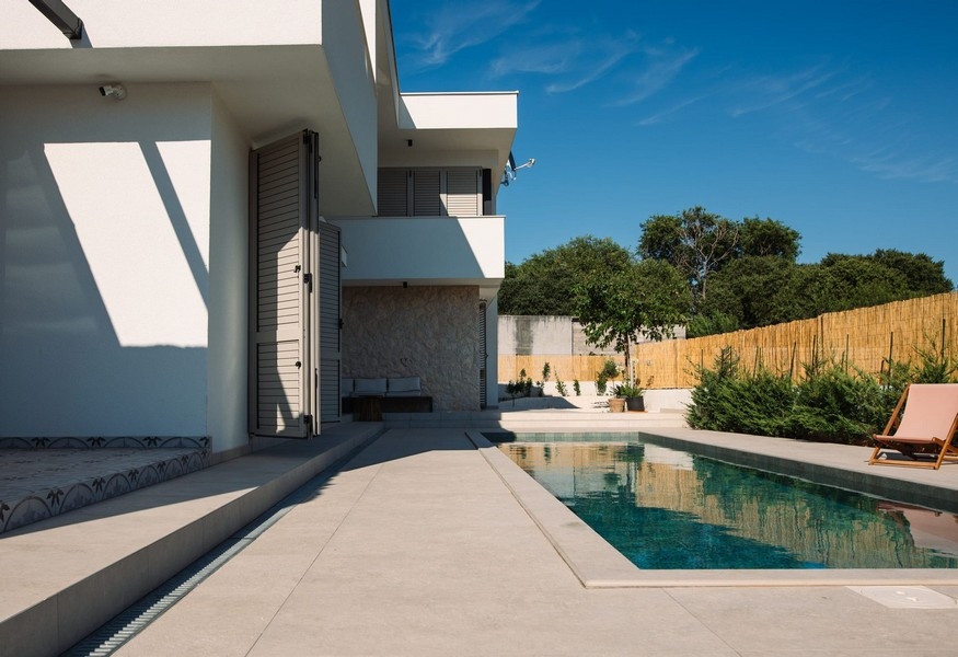 Sidovy av Villa H3720 i Kroatien.