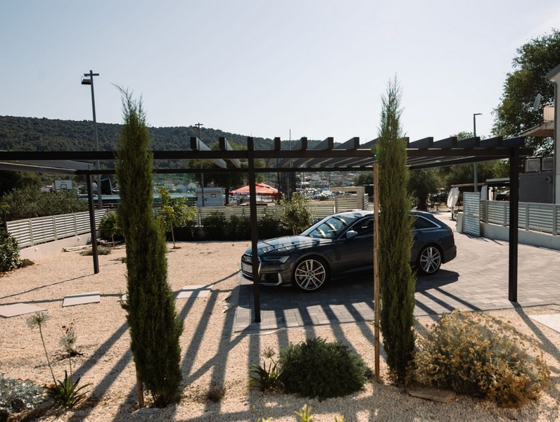 Parkeringsplatser utanför Villa H3720.