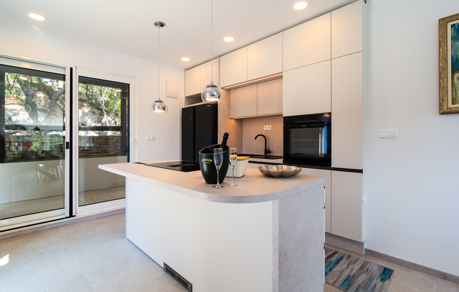 Modernt utrustat kök med kokö och tillgång till terrassen