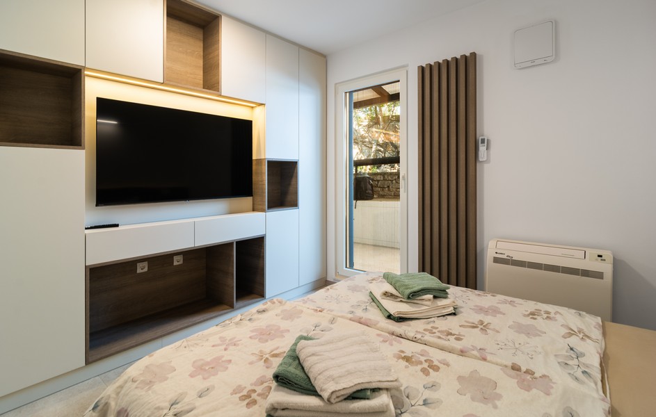 Gästrum med dubbelsäng och inbyggd garderob