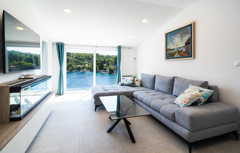 Modernt vardagsrum med havsutsikt och stor glasfront