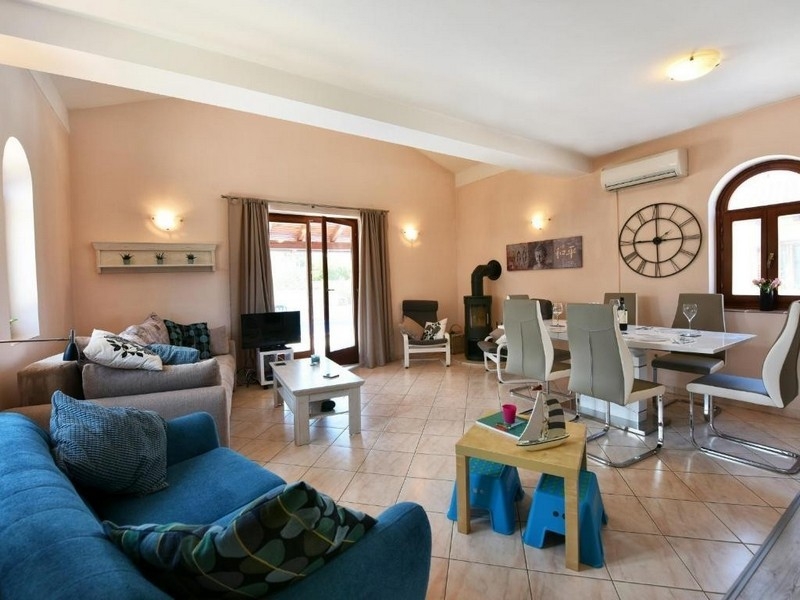 Luftkonditionerat och möblerat vardagsrum i fastigheten H3722