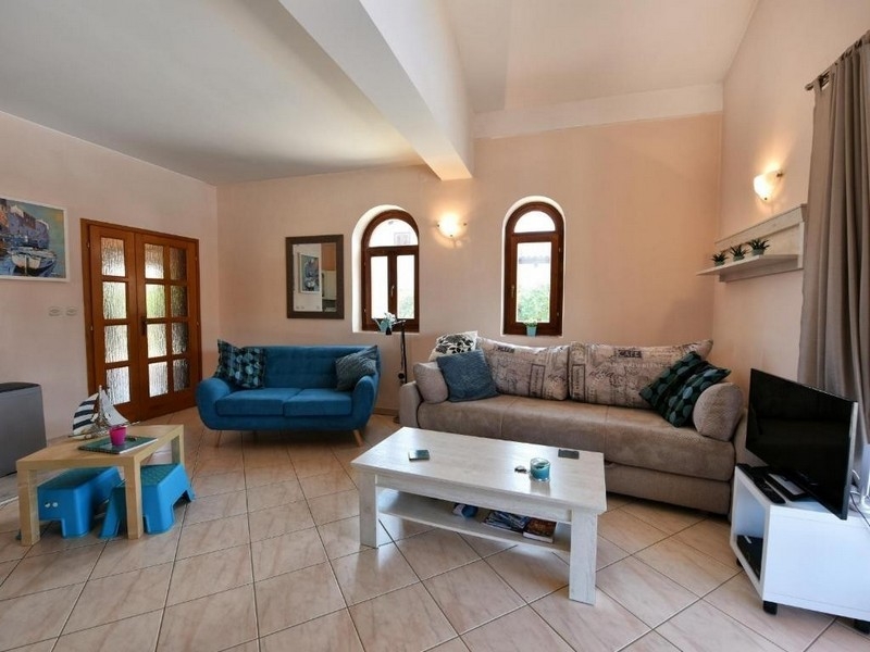 Vardagsrum med många sittplatser.