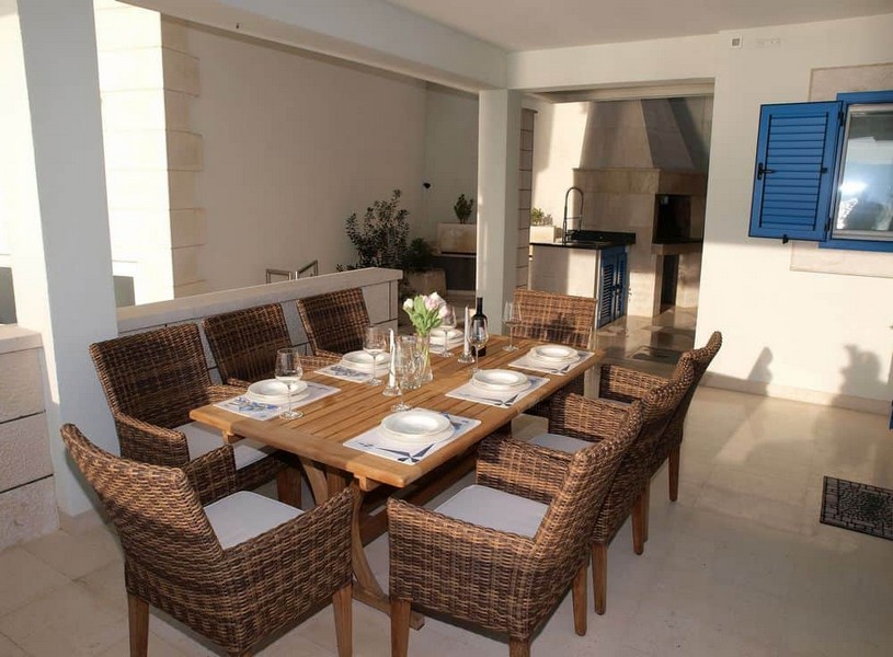 Terrass med matplats och grill