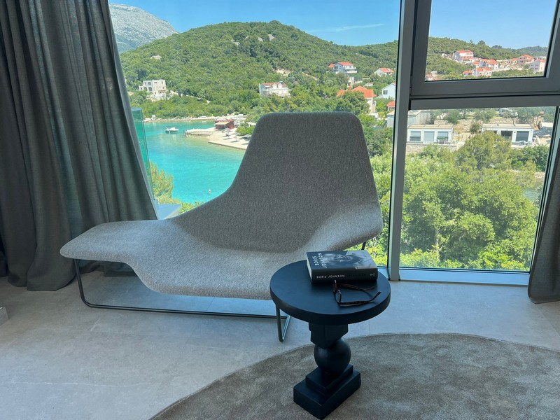 Lounge med havsutsikt.