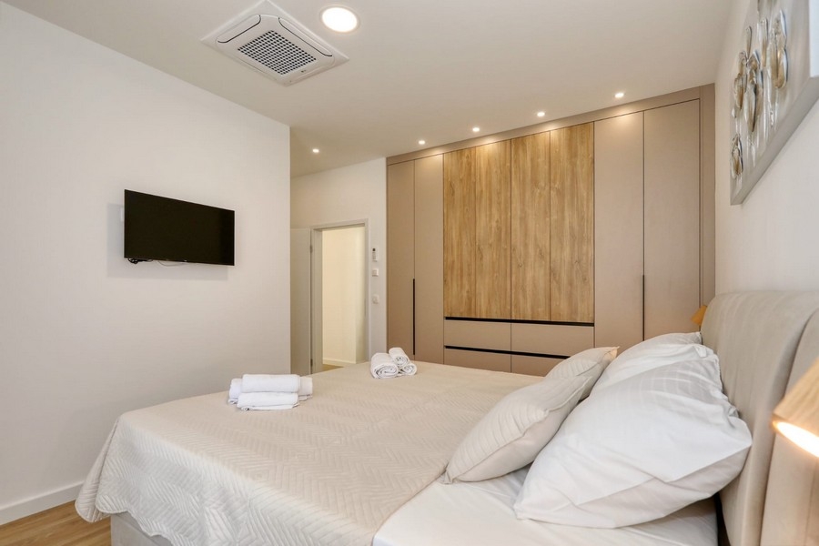 Sovrum med TV på väggen