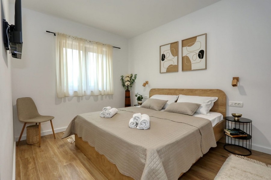 Modernt sovrum med dubbelsäng