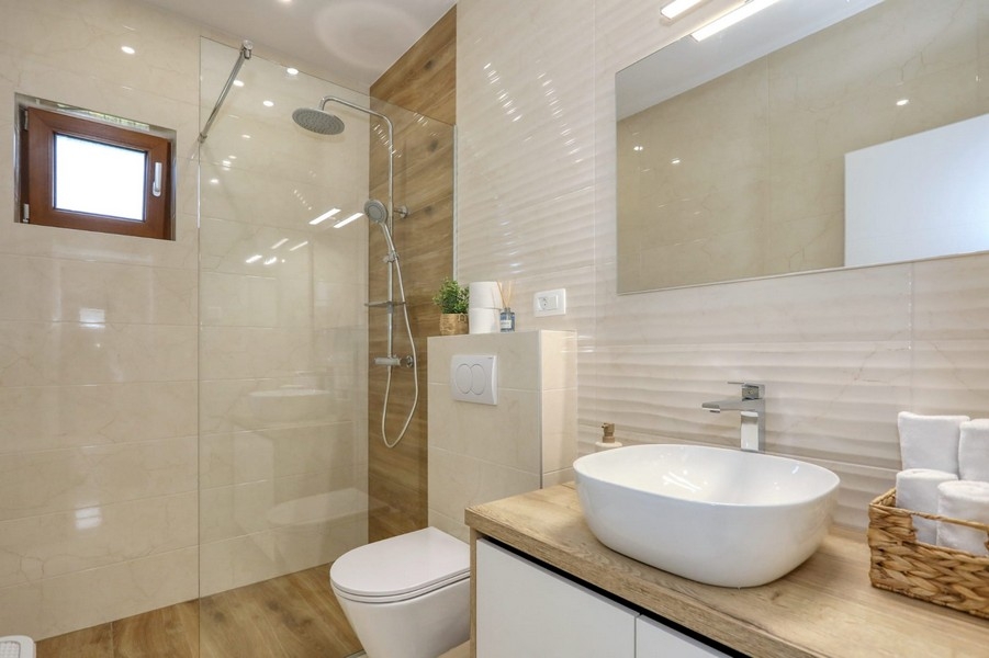 Badrum med duschkabin