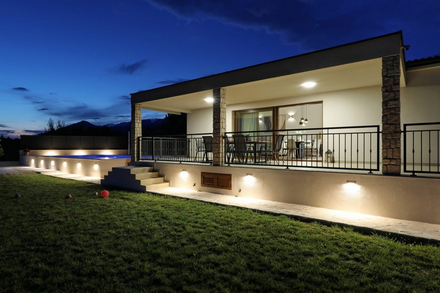 Bungalow nära Starigrad Paklenica till salu.