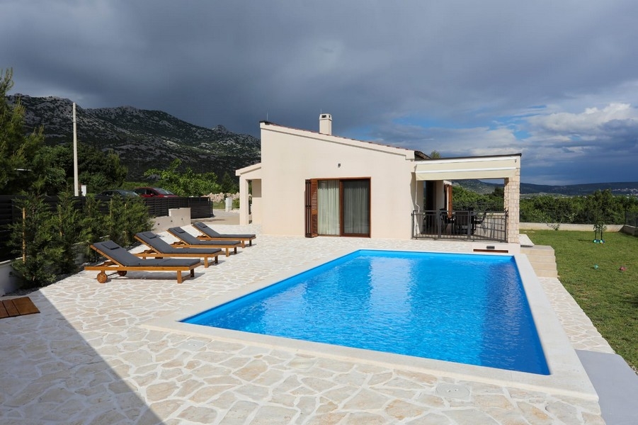 Bungalow med pool till salu i Kroatien.