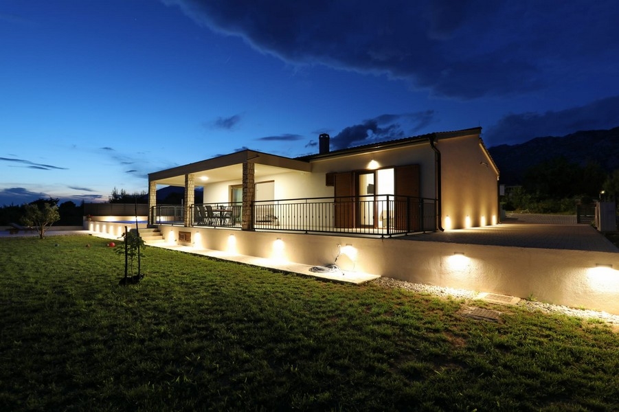 Bungalow på natten - fastighet H3728.