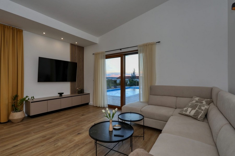 Modernt vardagsrum av fastighet H3728 i Kroatien.