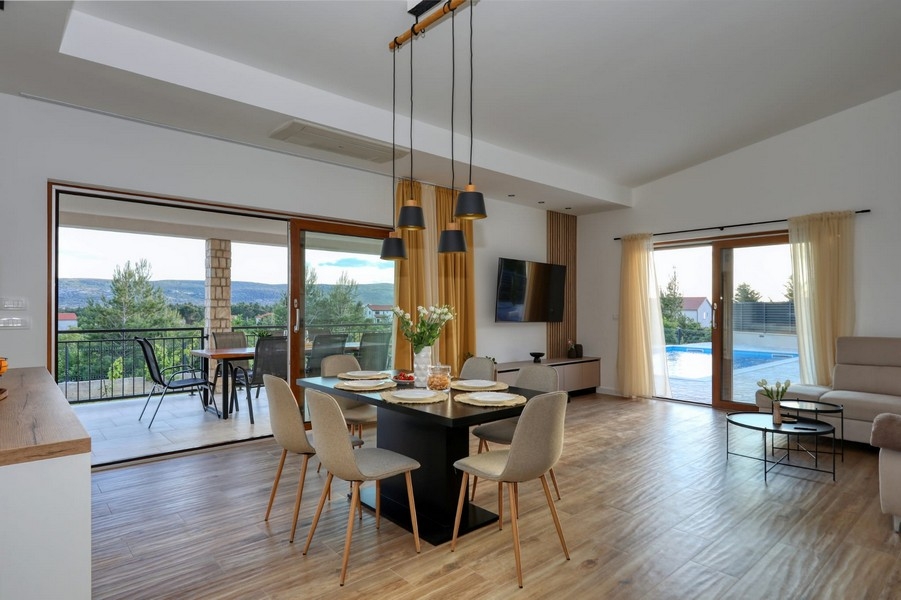 Vardagsrum och matplats i fastigheten H3728.