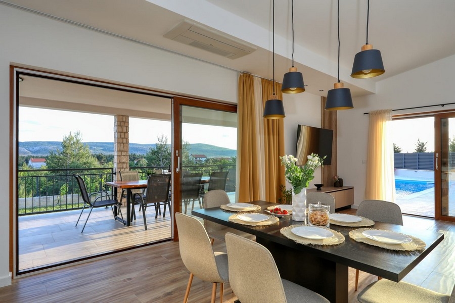 Matplats och tillgång till altan.