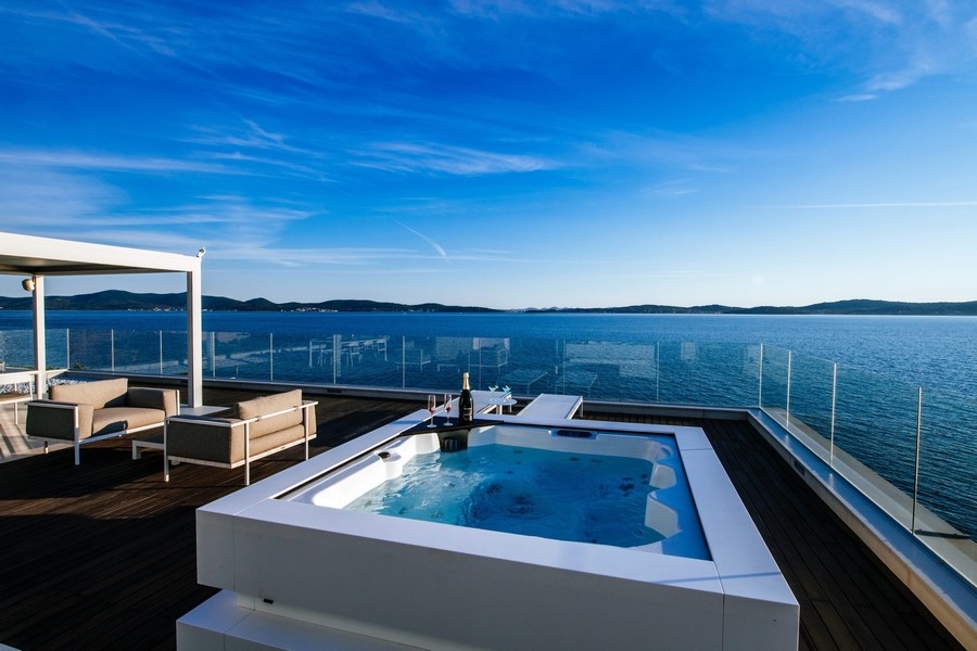Takterrass med bubbelpool av fastighet H3729 i Kroatien - Panorama Scouting.