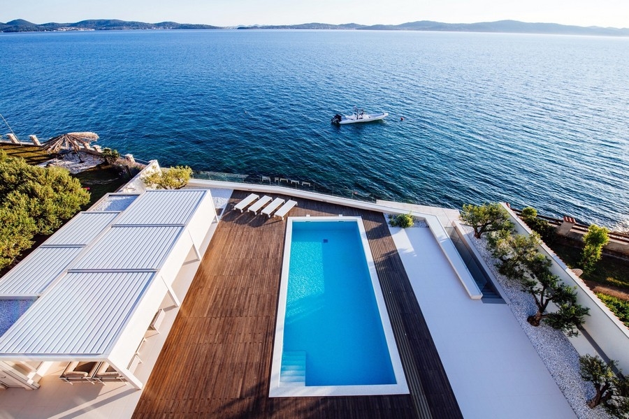 Villa med pool i 1:a raden till havet i Kroatien till salu.