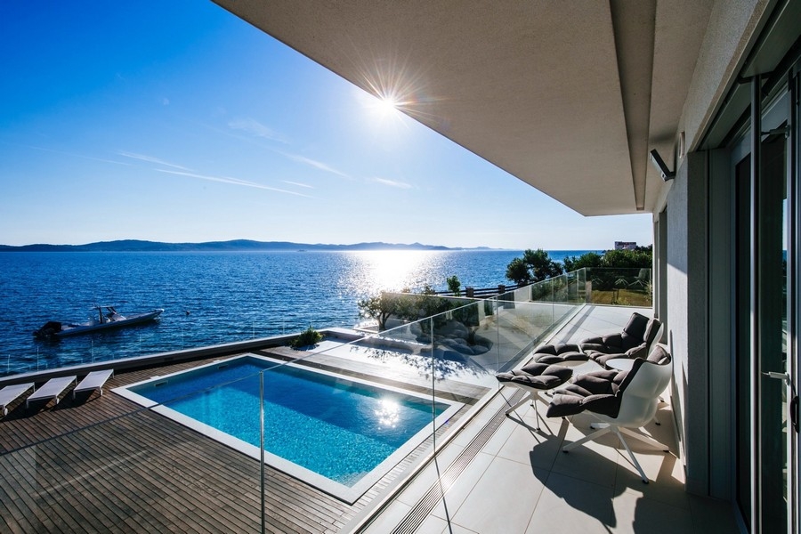 Panoramautsikt över havet från bottenvåningen i Villa H3729 nära Zadar i Kroatien.
