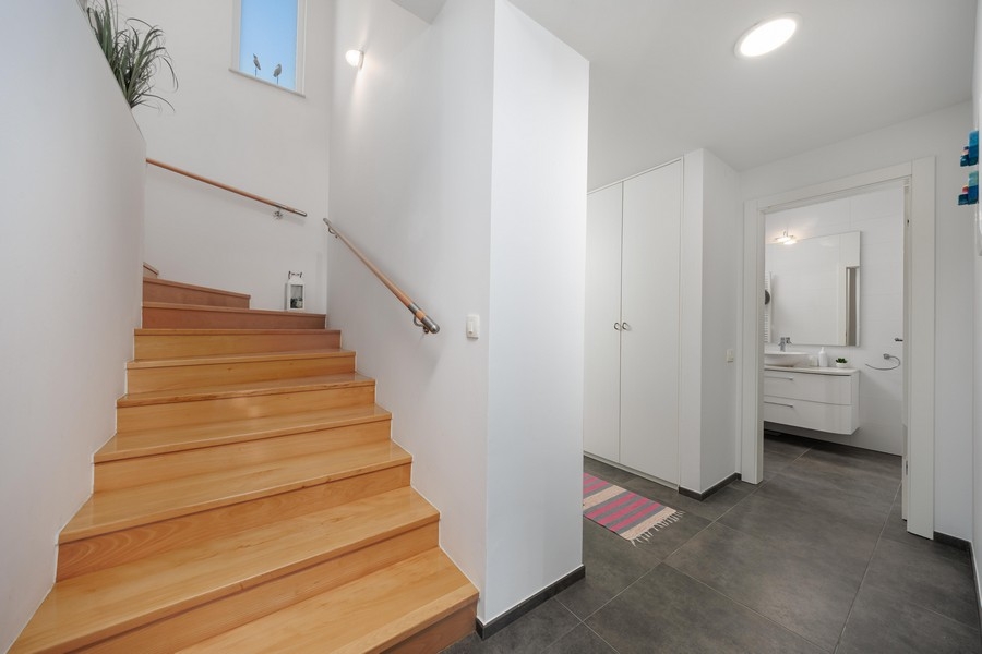 Intern trappa till övervåningen.