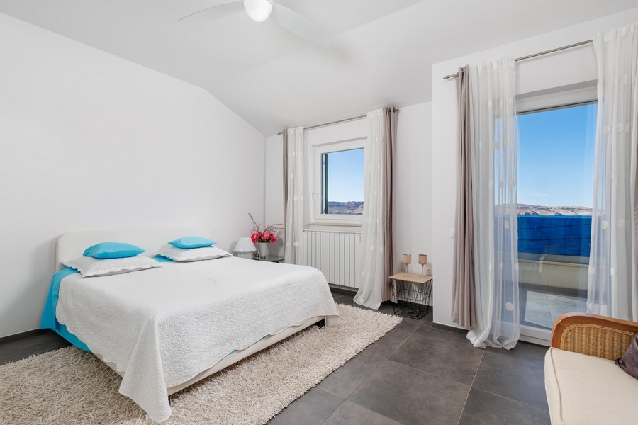 Sovrum med utsikt över det azurblå havet.