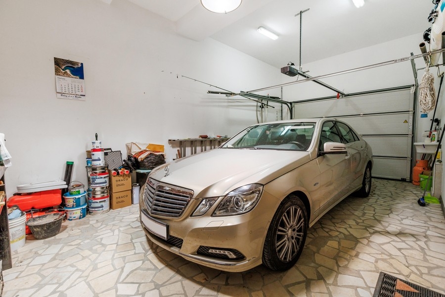 Garage av fastighet H3730 i Kroatien.