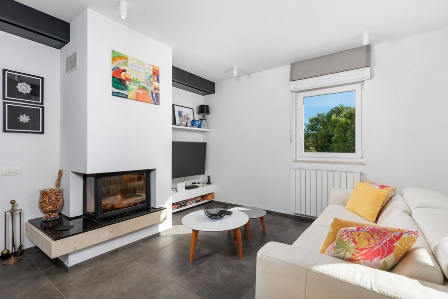 Öppen spis i vardagsrummet.