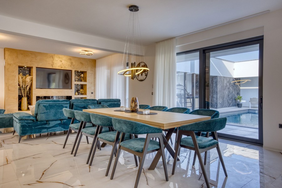 Matplats och vardagsrum i fastigheten H3731, Kroatien.