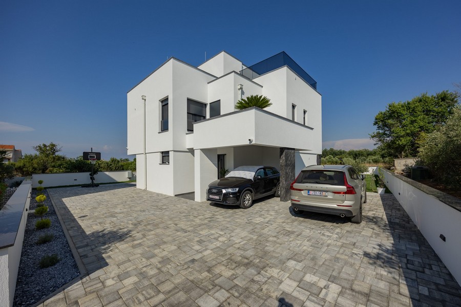 Parkeringsplatser utanför villan.