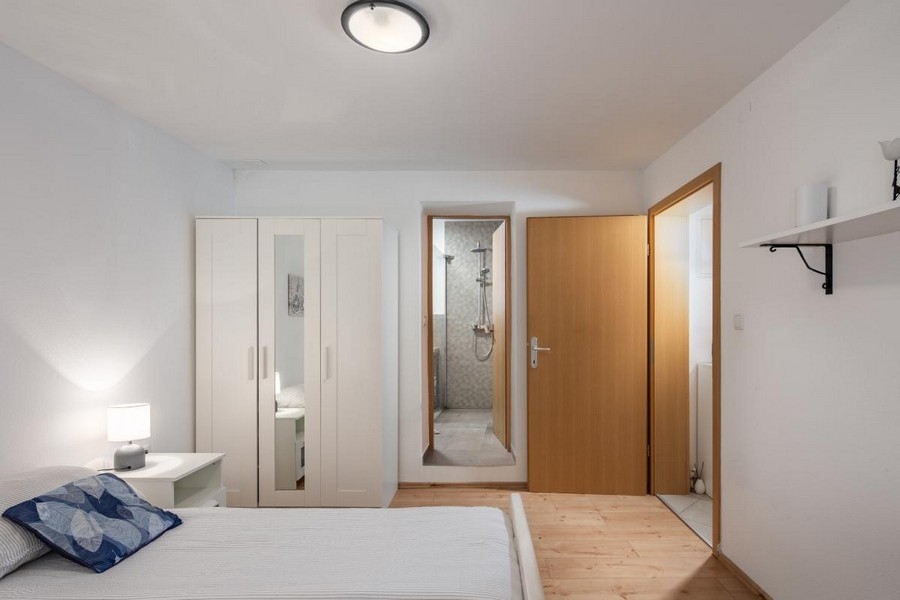 Sovrum med tillgång till badrum