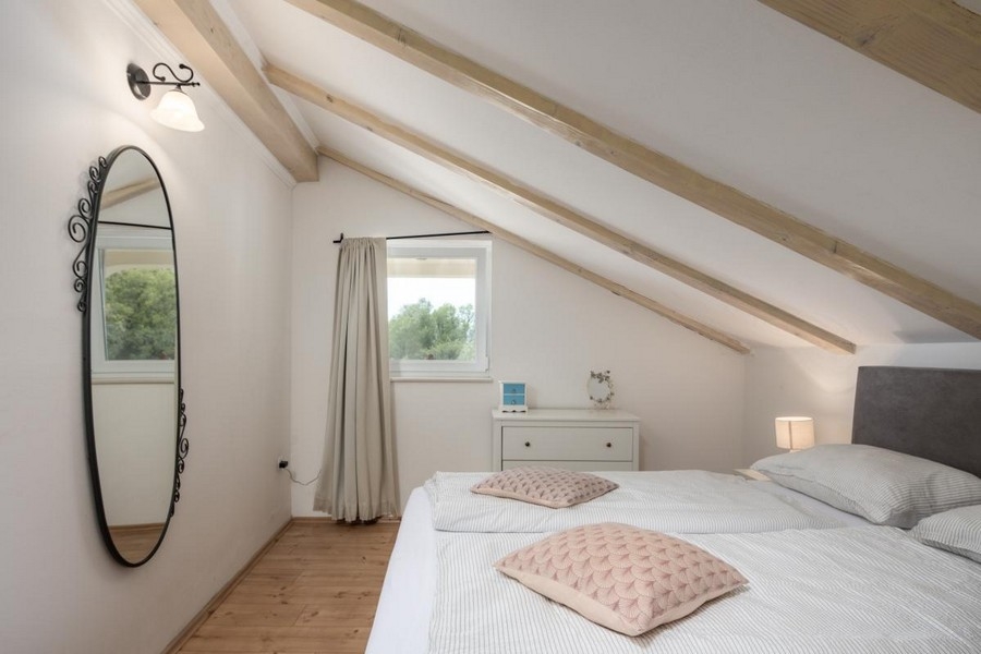 Mysigt vindsrum med träbjälkar